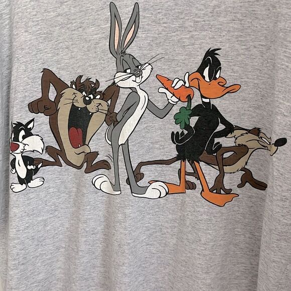 Looney Tunes Acme Vintage Gray Graphic T-Shirt V Neck SZ 1X - Picture 2 of 6